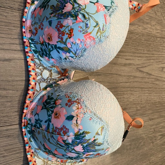 Victoria's Secret Multicolor Lace Bra - Picture 3 of 11